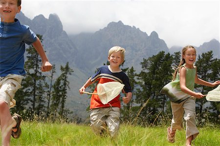 filet à papillons - Trois enfants (7-9) qui traverse le champ avec des filets de papillon. Photographie de stock - Premium Libres de Droits, Code: 693-03304754