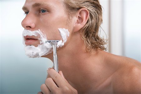 espuma de afeitar - Man shaving face in bathroom, close-up Foto de stock - Sin royalties Premium, Código: 693-03304837