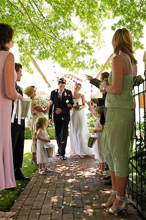 simsearch:694-03326456,k - Les gens mariés marchant sur le chemin, jetant des pétales de fleurs dans l'air Photographie de stock - Premium Libres de Droits, Code: 693-03304899