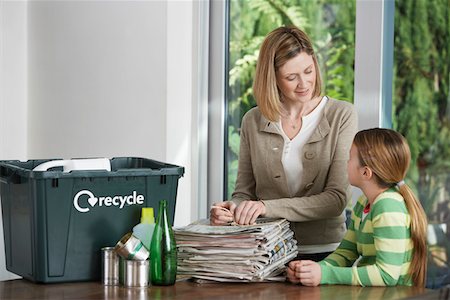 simsearch:693-03565711,k - Woman and girl preparing waste paper for recycling Foto de stock - Sin royalties Premium, Código: 693-03305214