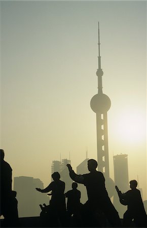 Silhouettes de Chine, Shanghai, du peuple contre les toits de la ville (tour de télévision Oriental Pearl) Photographie de stock - Premium Libres de Droits, Code: 693-03305263
