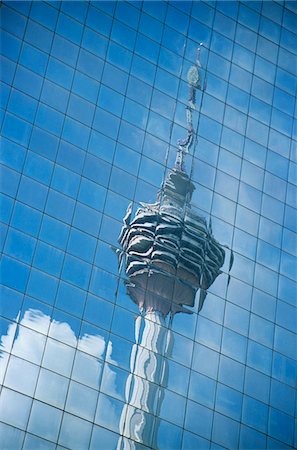 Distorted reflection of Kuala Lumpur Tower in building wall, full frame Foto de stock - Sin royalties Premium, Código: 693-03305270