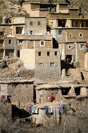 Buildings with hanging laundry on terraced slope Foto de stock - Royalty Free Premium, Número: 693-03305297