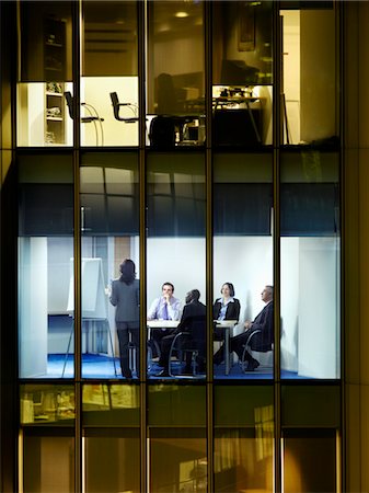 Groupe de gens d'affaires lors de la réunion dans le bureau, vue depuis l'extérieur de la construction Photographie de stock - Premium Libres de Droits, Code: 693-03305947