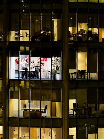 Group of business people having office party, view from building exterior Foto de stock - Sin royalties Premium, Código: 693-03305986