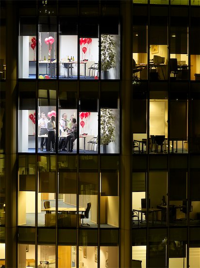 Group of business people having office party, view from building exterior Foto de stock - Sin royalties Premium, Código de la imagen: 693-03305996