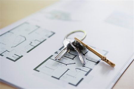 Key ring with three keys lying on architectural blueprint, close-up Foto de stock - Sin royalties Premium, Código: 693-03306015