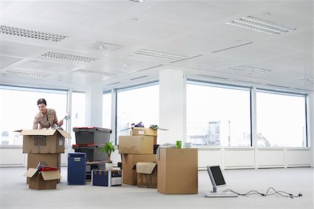 Woman with Cardboard Boxes in Empty Office Space Foto de stock - Sin royalties Premium, Código: 693-03306033