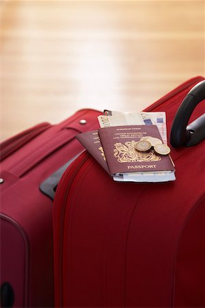 Two suitcases with passports on them standing in hallway, elevated view, close up Foto de stock - Sin royalties Premium, Código: 693-03307075