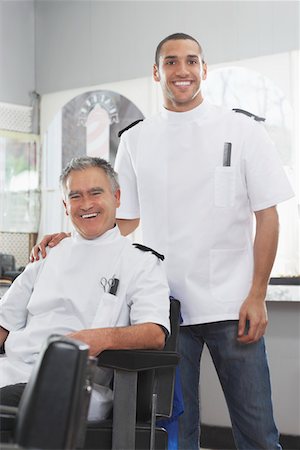 Two barbers in barber shop, portrait Foto de stock - Sin royalties Premium, Código: 693-03307145