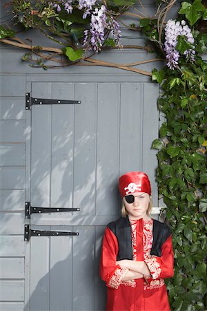 Portrait de jeune garçon (7-9) en costume de pirate de hangar Photographie de stock - Premium Libres de Droits, Code: 693-03307164