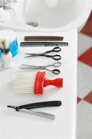 Scissors, combs, razor and brush on counter in barber shop Foto de stock - Royalty Free Premium, Número: 693-03307161