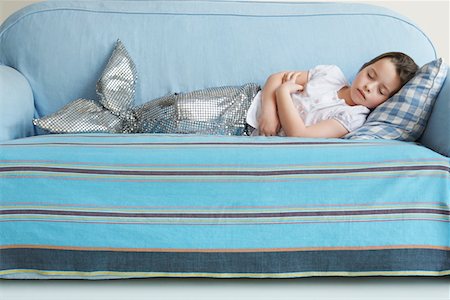 sirena - Young girl (5-6) wearing mermaid costume sleeping on sofa Fotografie stock - Premium Royalty-Free, Codice: 693-03307190