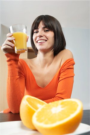 simsearch:695-05770968,k - Femme tenant le verre avec le jus d'orange, portrait Photographie de stock - Premium Libres de Droits, Code: 693-03307252