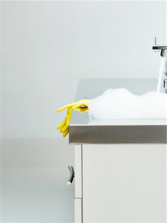 simsearch:614-02243919,k - Yellow rubber gloves on edge of sink Foto de stock - Sin royalties Premium, Código: 693-03307439