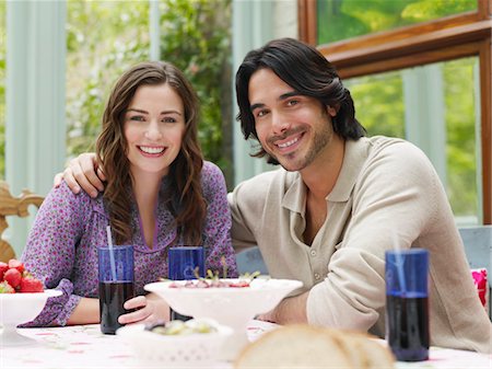 simsearch:694-03329116,k - Young couple sitting at verandah table, smiling, portrait Foto de stock - Sin royalties Premium, Código: 693-03307479