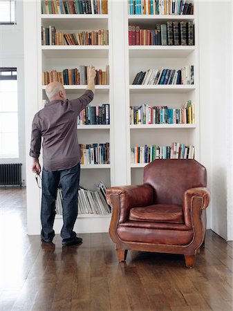 Livre prenant homme d'âge mûr du plateau, vue arrière Photographie de stock - Premium Libres de Droits, Code: 693-03307612