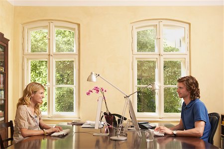 seines und ihres - Junges Paar mit Computern über Tisch im Wohnzimmer Stockbilder - Premium RF Lizenzfrei, Bildnummer: 693-03307752