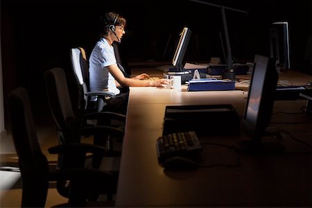 Woman working at laptop in dark office Foto de stock - Sin royalties Premium, Código: 693-03307846