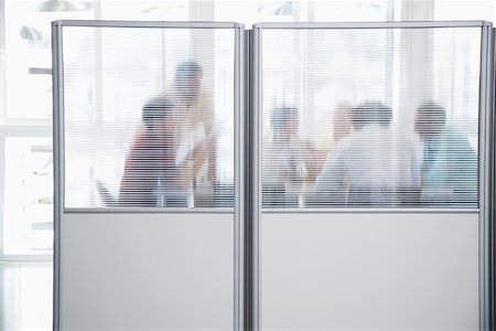 Employés de bureau réunion derrière le mur de la cabine du Bureau Photographie de stock - Premium Libres de Droits, Code: 693-03307916