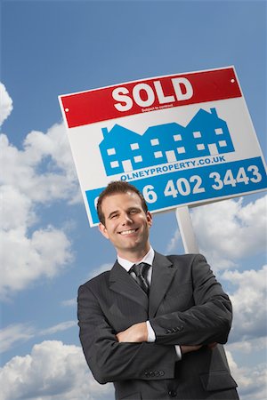 simsearch:693-03308239,k - Real estate agent in front of sold sign, against cloudy sky Fotografie stock - Premium Royalty-Free, Codice: 693-03308292