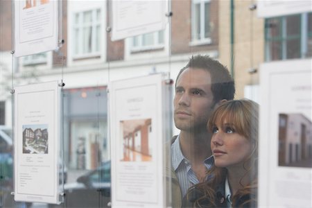 female real estate agent - Couple looking through window at estate agents Foto de stock - Sin royalties Premium, Código: 693-03308300