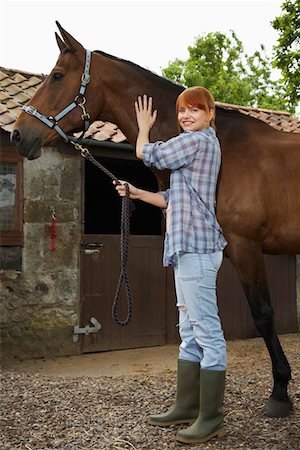 simsearch:614-06044165,k - Woman with horse outside stable, portrait Foto de stock - Sin royalties Premium, Código: 693-03308393