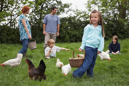 farm girl jeans - Parents et trois enfants (5-9) avec les poules dans le jardin Photographie de stock - Premium Libres de Droits, Code: 693-03308477