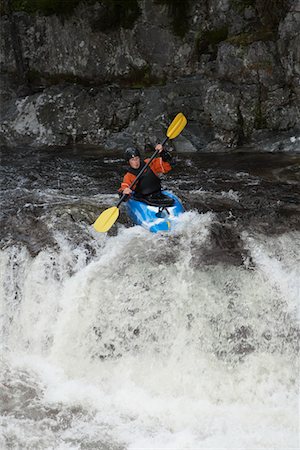 simsearch:400-04536316,k - Man kayaking in river Foto de stock - Sin royalties Premium, Código: 693-03308491