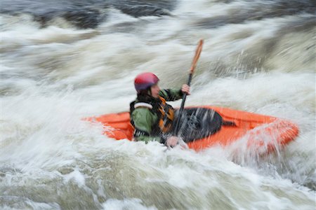 simsearch:400-04536316,k - Man kayaking in river Foto de stock - Sin royalties Premium, Código: 693-03308504