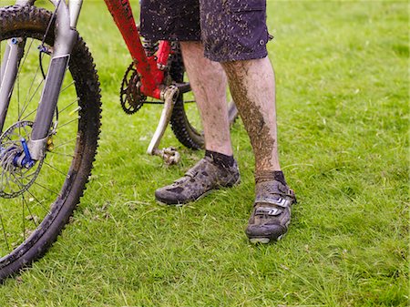 extreme mountain biking - Muddy cyclist with bike, outdoors Foto de stock - Sin royalties Premium, Código: 693-03308578