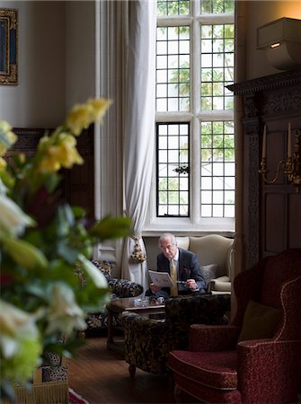 Senior homme lisant en intérieur avec des meubles anciens Photographie de stock - Premium Libres de Droits, Code: 693-03308611