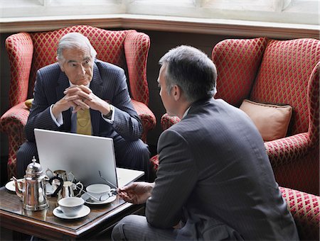 Deux hommes d'affaires parler sur ordinateur portable dans le hall Photographie de stock - Premium Libres de Droits, Code: 693-03308628