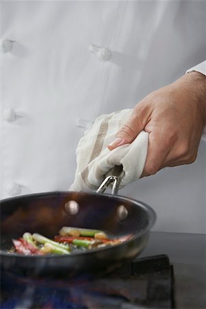 Chef cooking food in frying pan, close-up Foto de stock - Sin royalties Premium, Código: 693-03308906