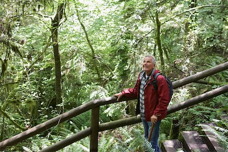 Senior man on trail in forest, looking up Foto de stock - Sin royalties Premium, Código: 693-03308965