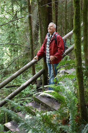 Senior man on trail in forest, looking up Foto de stock - Sin royalties Premium, Código: 693-03308966