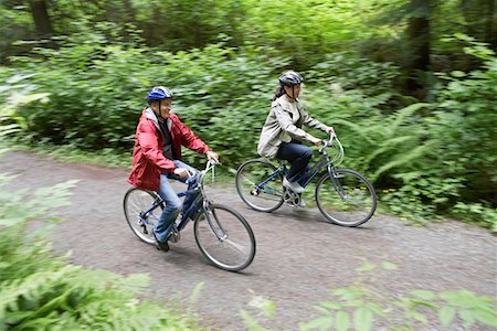 simsearch:649-03858373,k - Two people biking in forest, elevated view, motion blur Foto de stock - Sin royalties Premium, Código: 693-03308983