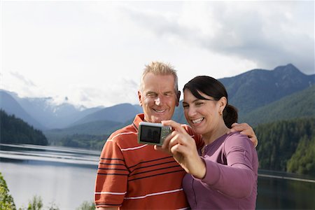 simsearch:693-03304775,k - Couple photographing selves, mountains in background Stock Photo - Premium Royalty-Free, Code: 693-03309024