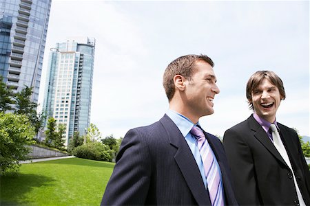 simsearch:693-03308304,k - Deux hommes d'affaires en riant près d'immeubles de bureaux Photographie de stock - Premium Libres de Droits, Code: 693-03309118