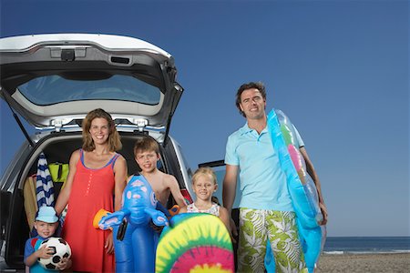 simsearch:693-03309039,k - Portrait of family with three children (3-11) at beach by car Fotografie stock - Premium Royalty-Free, Codice: 693-03309314