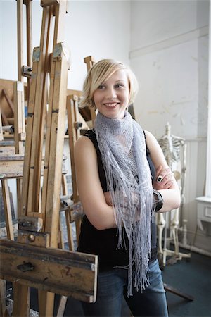 Female student standing among easels in art college Foto de stock - Sin royalties Premium, Código: 693-03309456