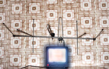 Old fashioned tv set with antenna, wallpaper with pattern Stock Photo - Premium Royalty-Free, Code: 693-03309521