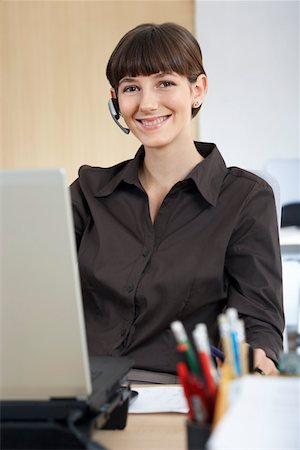 simsearch:693-03303488,k - Woman wearing headset at desk in office, portrait Foto de stock - Sin royalties Premium, Código: 693-03309867