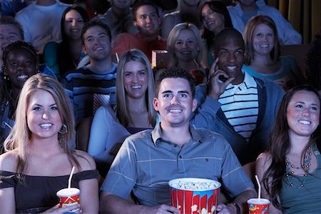 People holding soda and popcorn, Watching Movie in Theatre Foto de stock - Sin royalties Premium, Código: 693-03300033