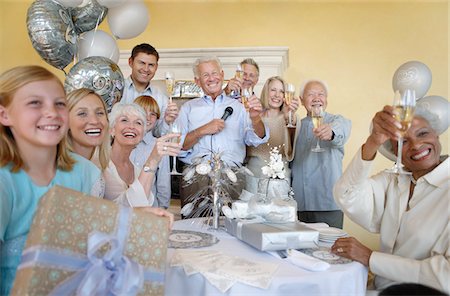 Family and friends celebrating, toasting, Having a Party Foto de stock - Sin royalties Premium, Código: 693-03300046