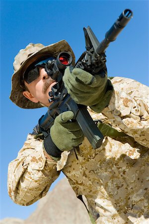 simsearch:693-06019815,k - Soldat visant fusil, à l'extérieur, (angle faible vue) Photographie de stock - Premium Libres de Droits, Code: 693-03300154