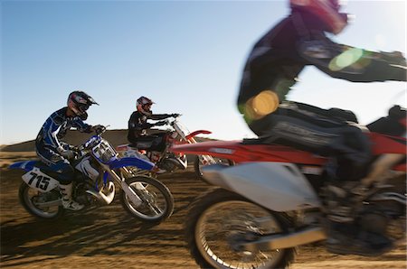 pista de terra - Motocross race in desert Foto de stock - Royalty Free Premium, Número: 693-03300169