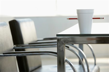 poliestireno - Cup pierced by pencil on table in office Foto de stock - Sin royalties Premium, Código: 693-03300289