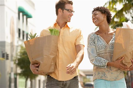 Couple walking with groceries, portrait Foto de stock - Sin royalties Premium, Código: 693-03300396