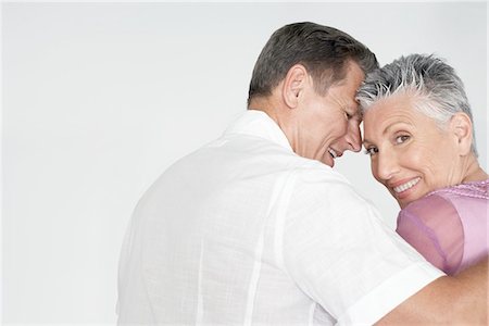 simsearch:693-03301683,k - Couple embrassant sur fond blanc, portrait Photographie de stock - Premium Libres de Droits, Code: 693-03300446